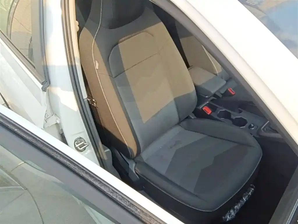 Volkswagen Polo 2019 Plus 1.5L Automatic Panorama Enjoyment Edition фото 25
