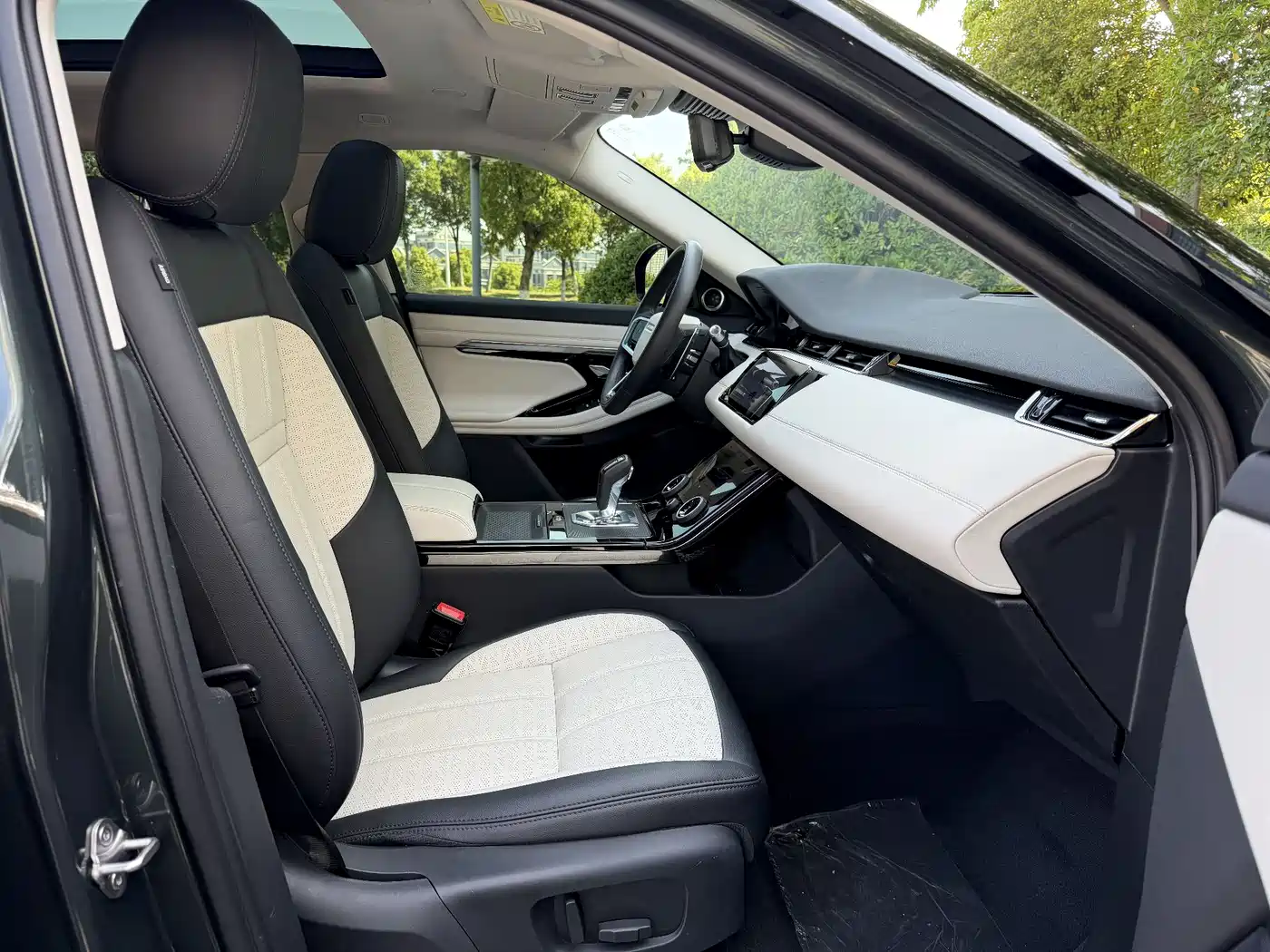 Land Rover Range Rover Evoque 2022 Range Rover Evoque L 249PS R-Dynamic Luxury Edition фото 14