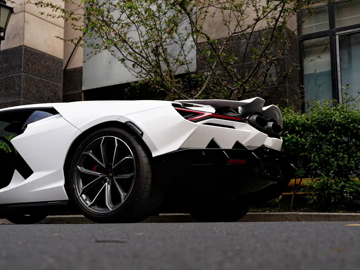 LAMBORGHINI REVUELTO