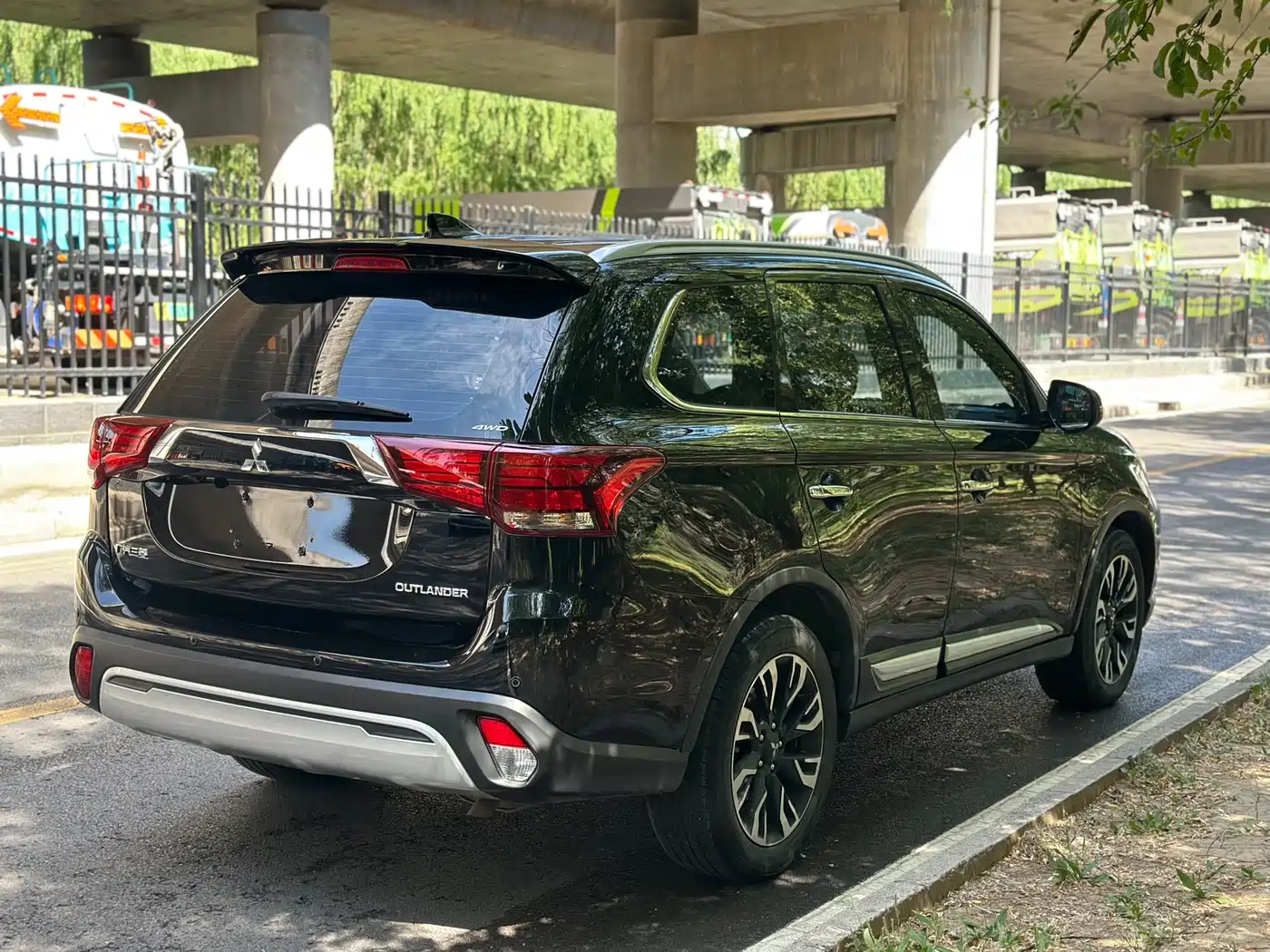 MITSUBISHI OUTLANDER