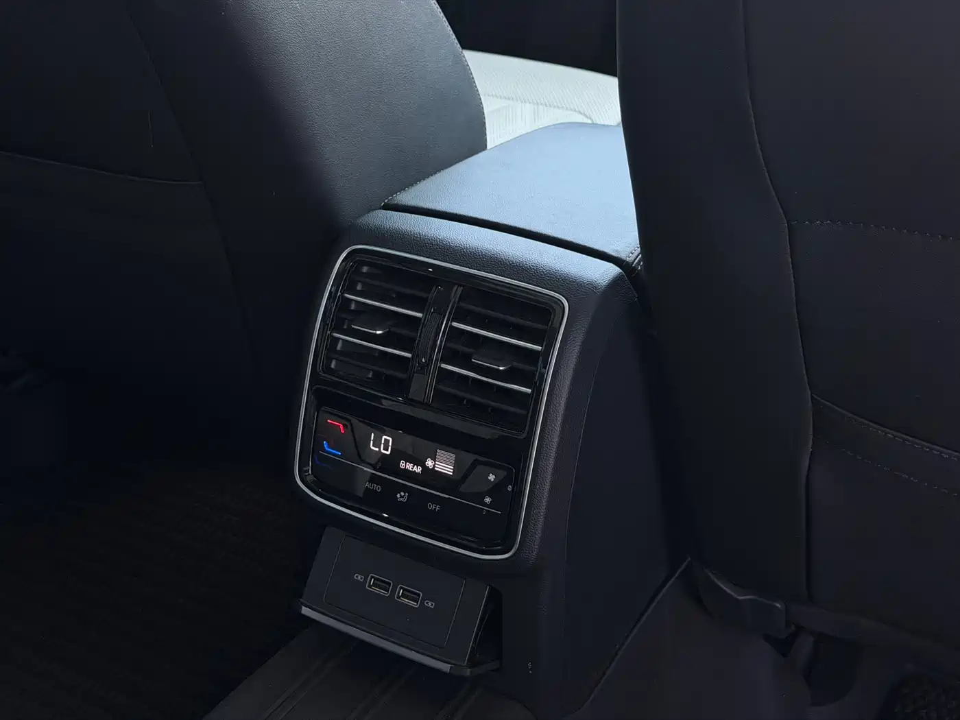 Volkswagen Magotan 2023 Model 2 Million Commemorative Edition 330TSI DSG Luxury фото 15