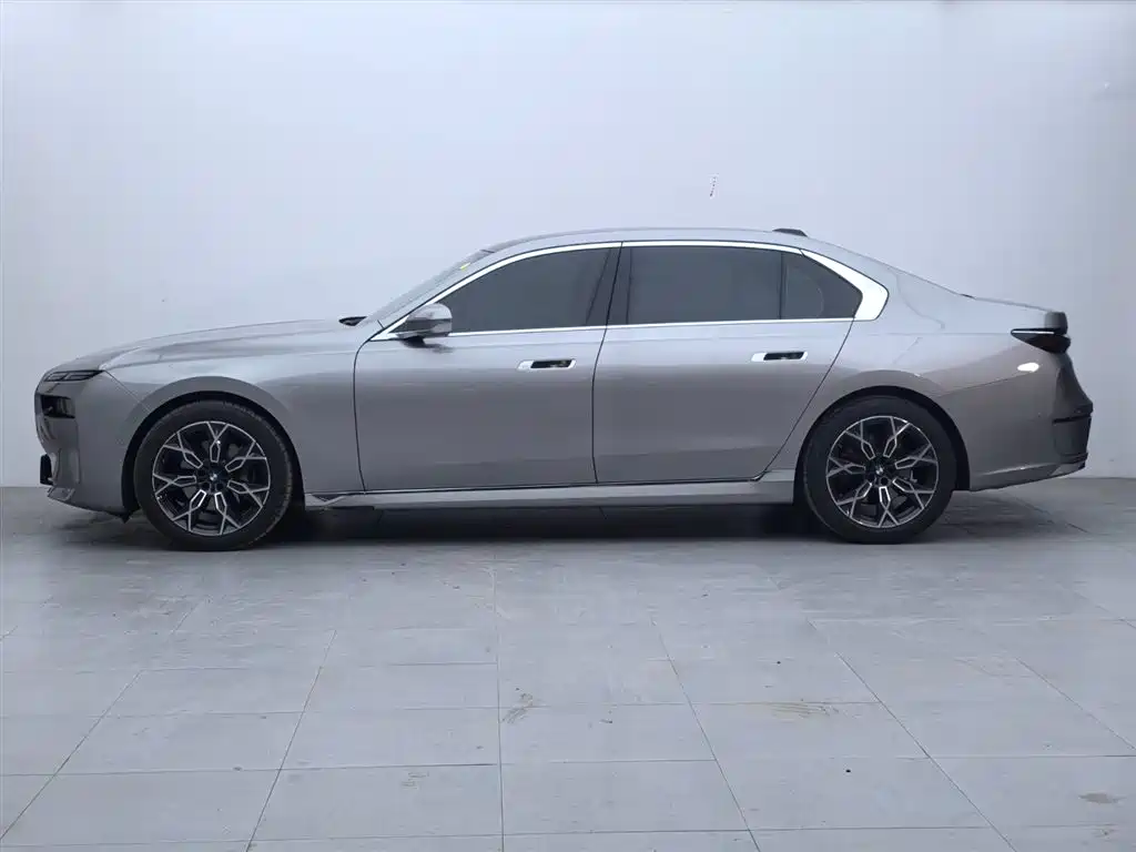 BMW 7 Series 2023 Model 735Li Luxury Package фото 4
