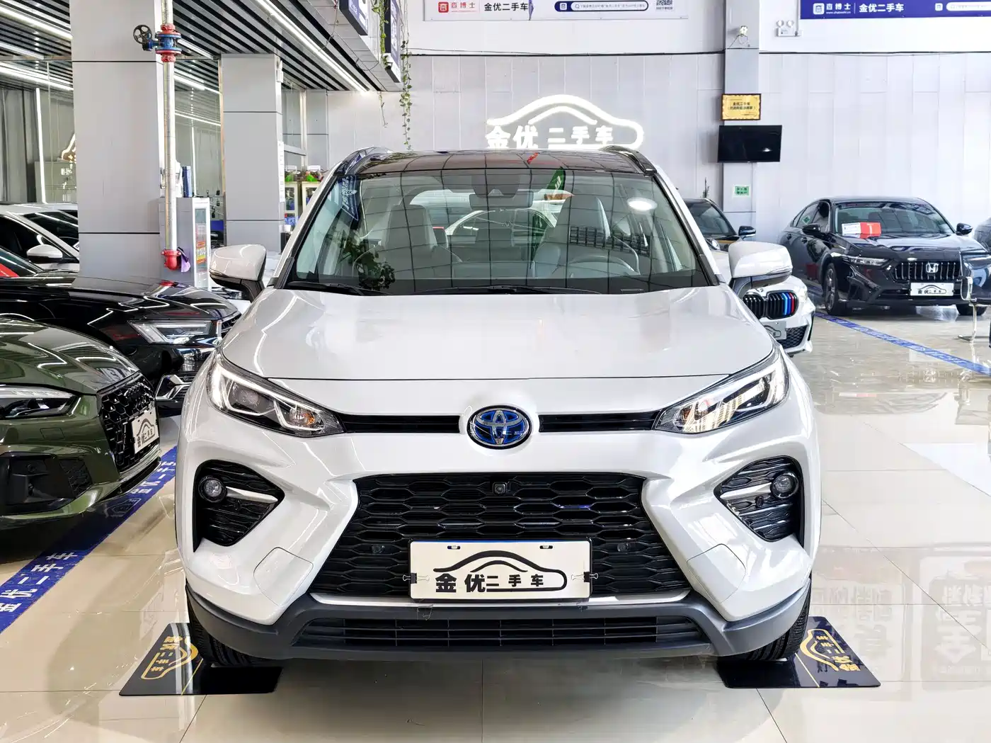 Toyota Wildlander 2023 Hybrid 2.5L E-CVT AWD Premium Edition фото 2
