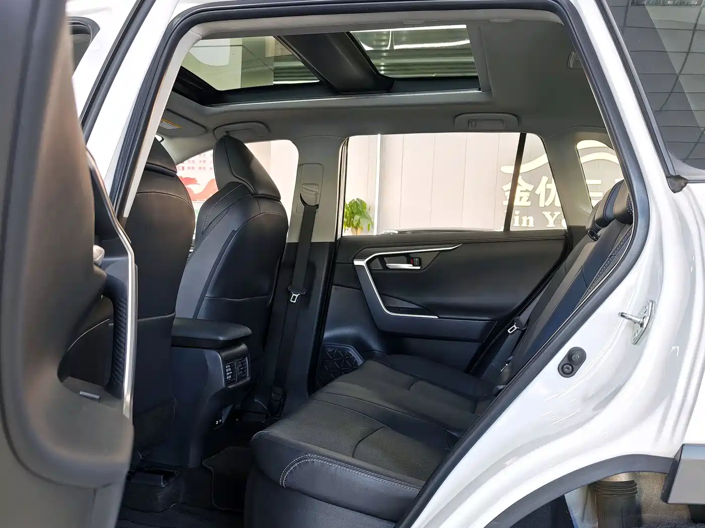 Toyota Wildlander 2023 Hybrid 2.5L E-CVT AWD Premium Edition фото 7