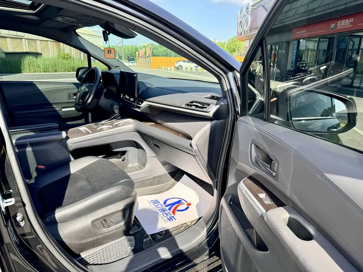Toyota Granvia 2024 2.5L Hybrid Luxury фото 11