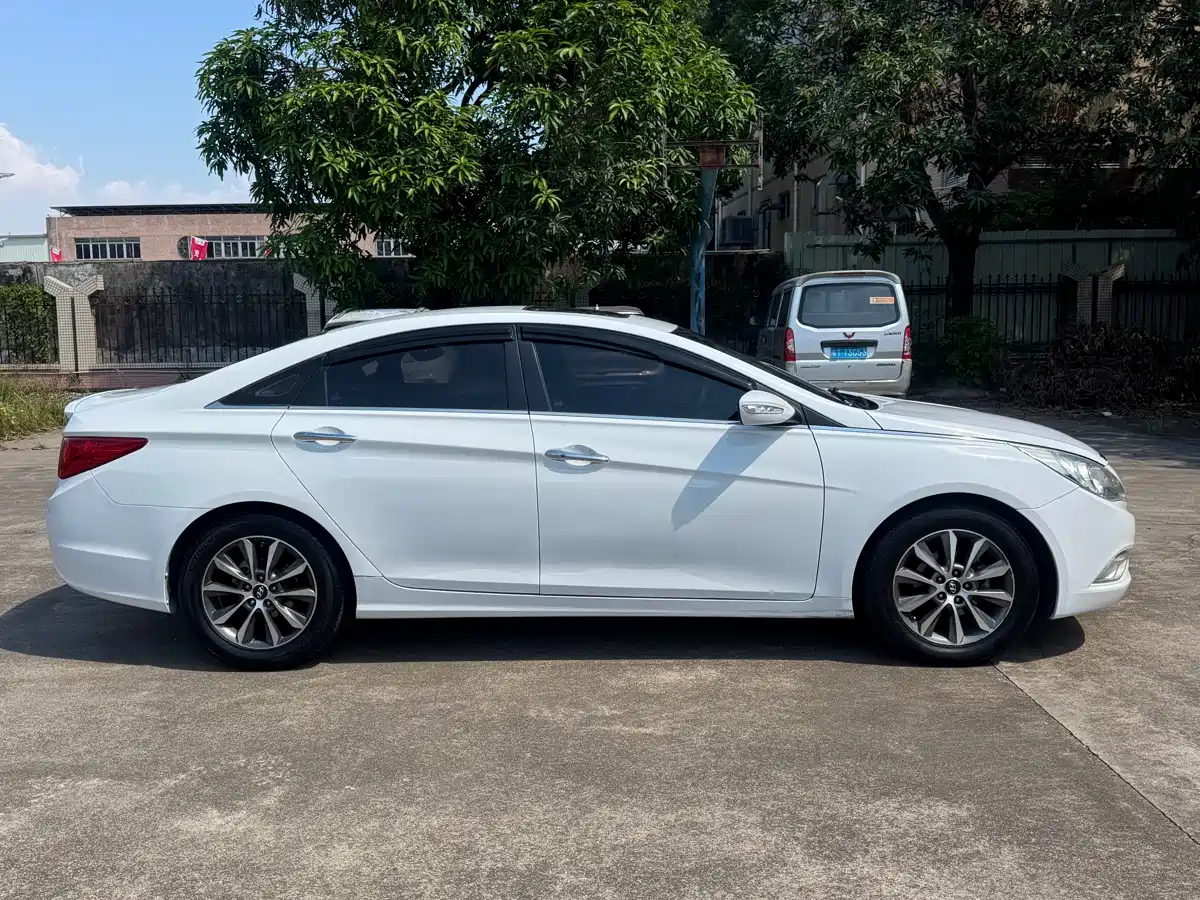Hyundai Sonata 2013 2.0L Automatic Luxury Edition фото 4