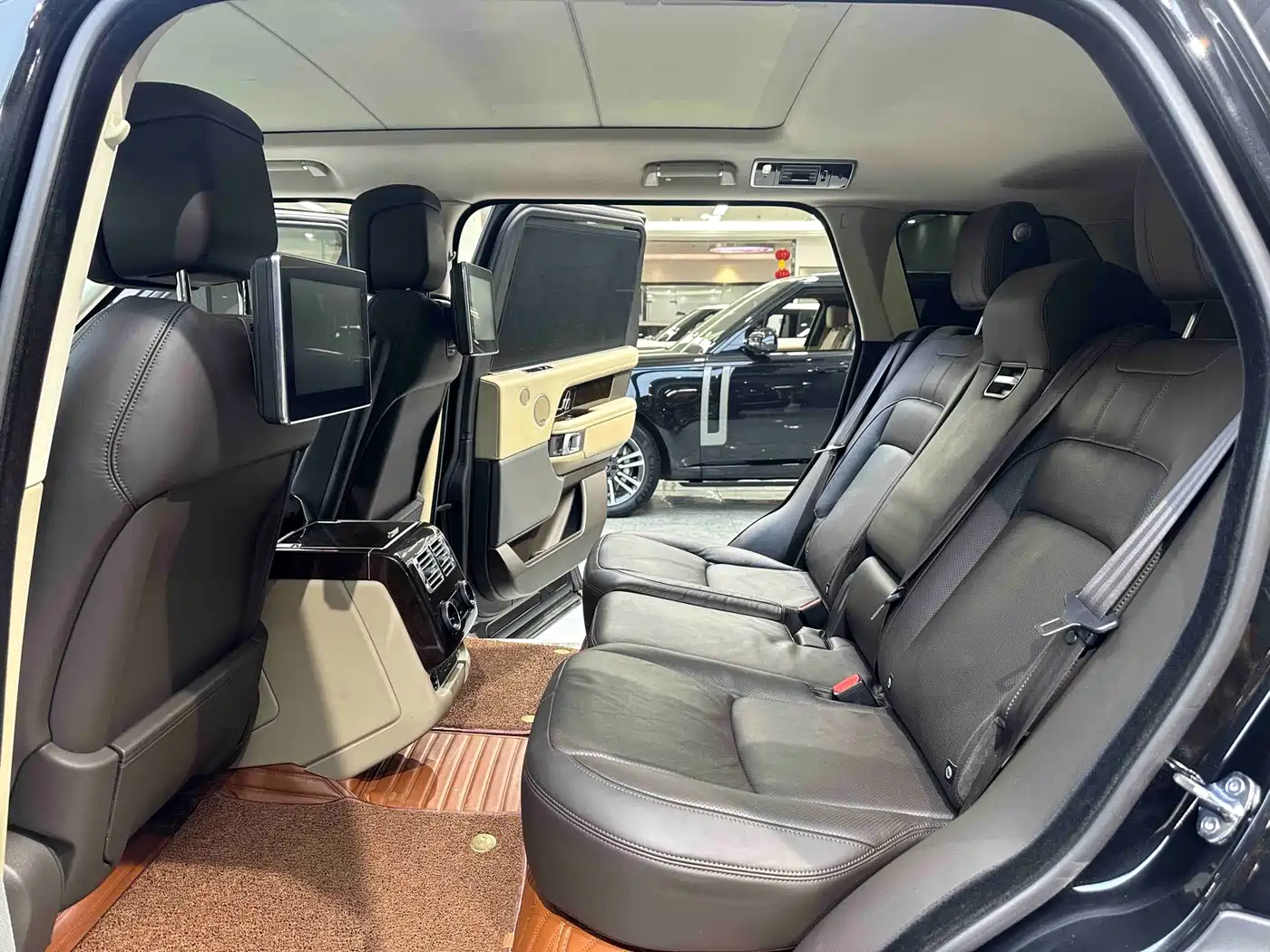 Land Rover Range Rover 2020 3.0 L6 Heritage Extended Edition фото 17