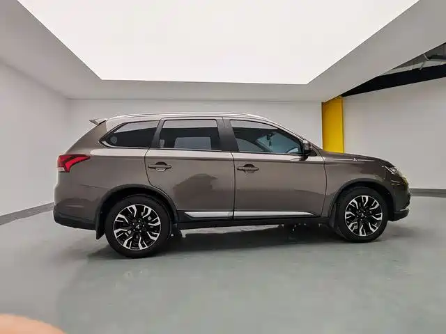 Mitsubishi Outlander 2020 2.0L 2WD Premium 5-seater фото 12