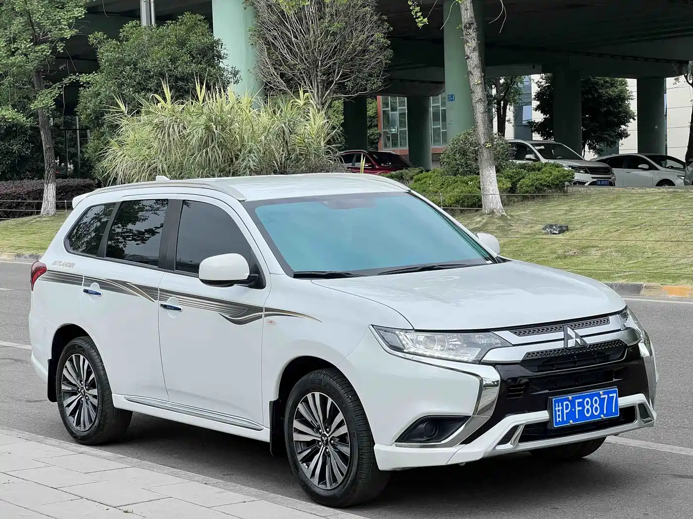 MITSUBISHI OUTLANDER