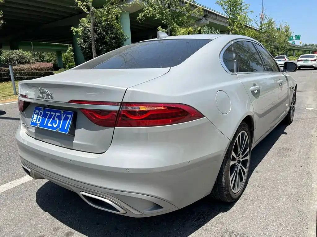 Photo 4 - Jaguar XFL