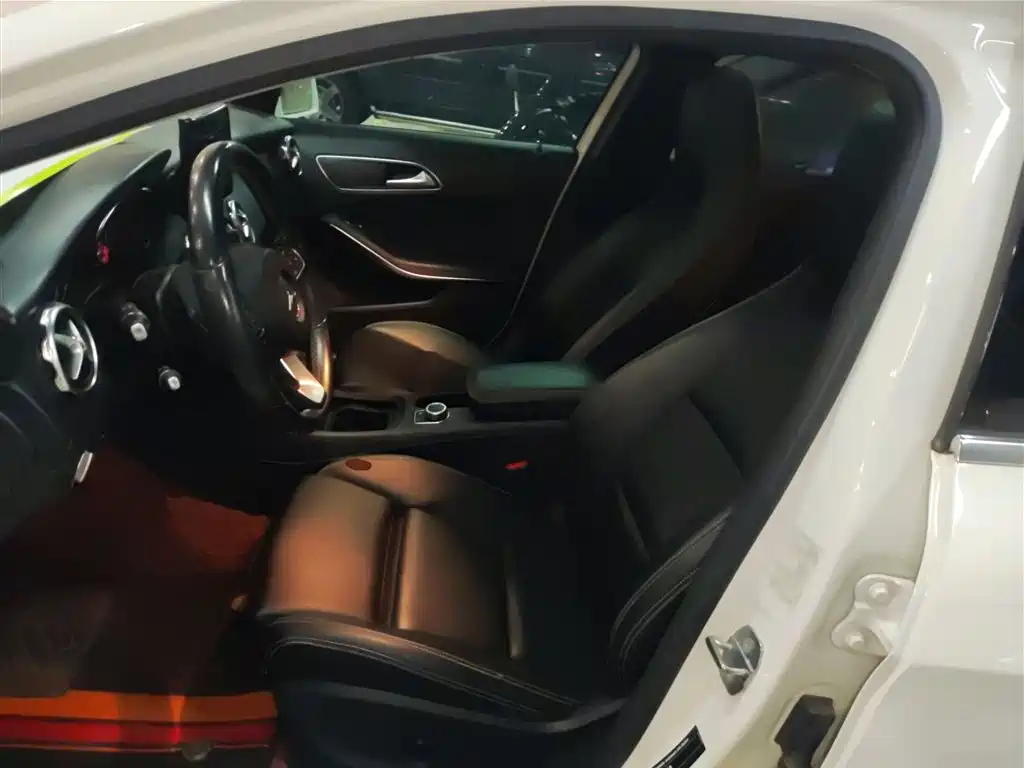 Mercedes-Benz GLA 2018 GLA 200 Dynamic фото 15
