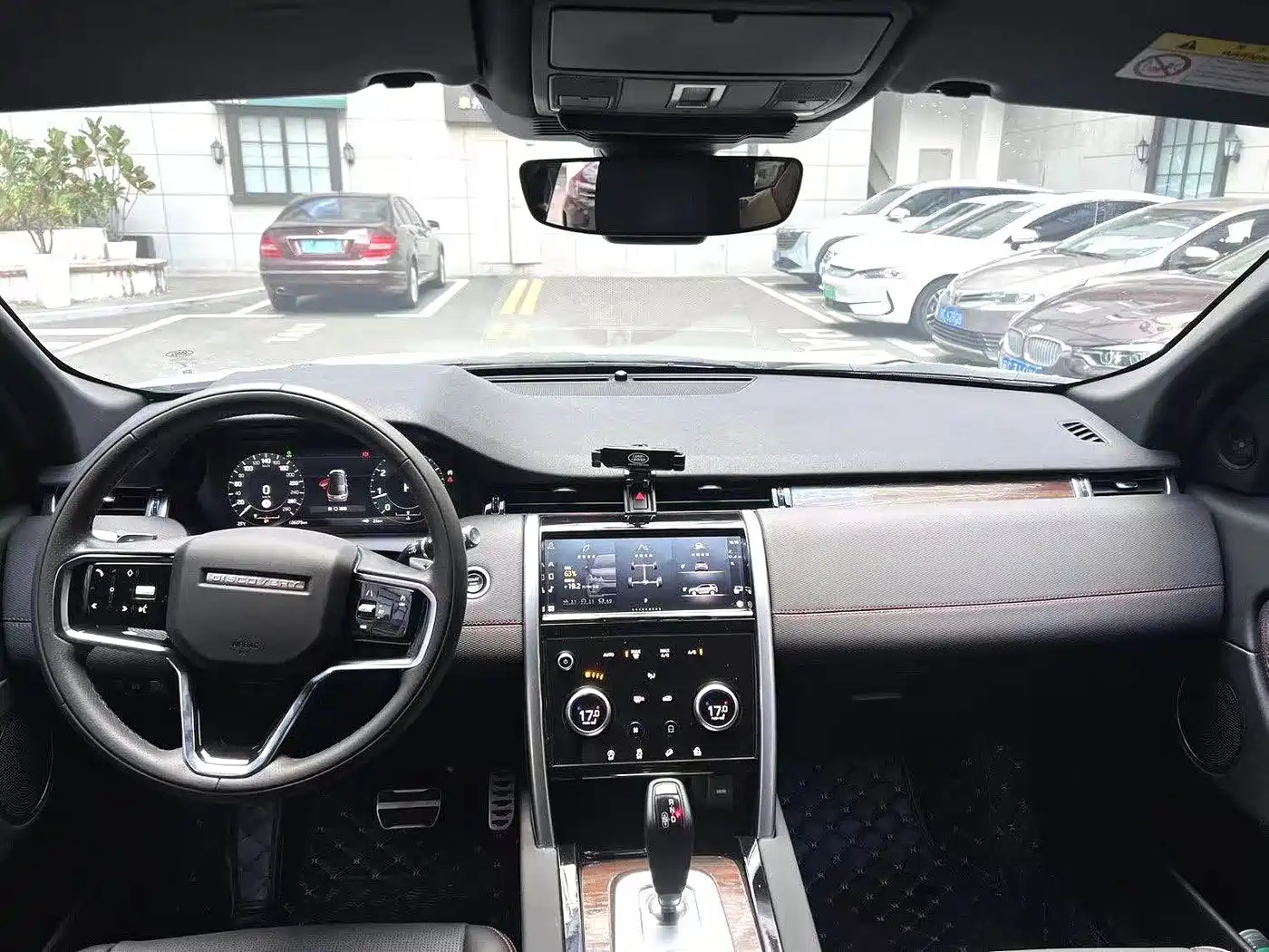 Land Rover Discovery Sport 2022 249PS Metropolis Edition 5-Seater фото 5