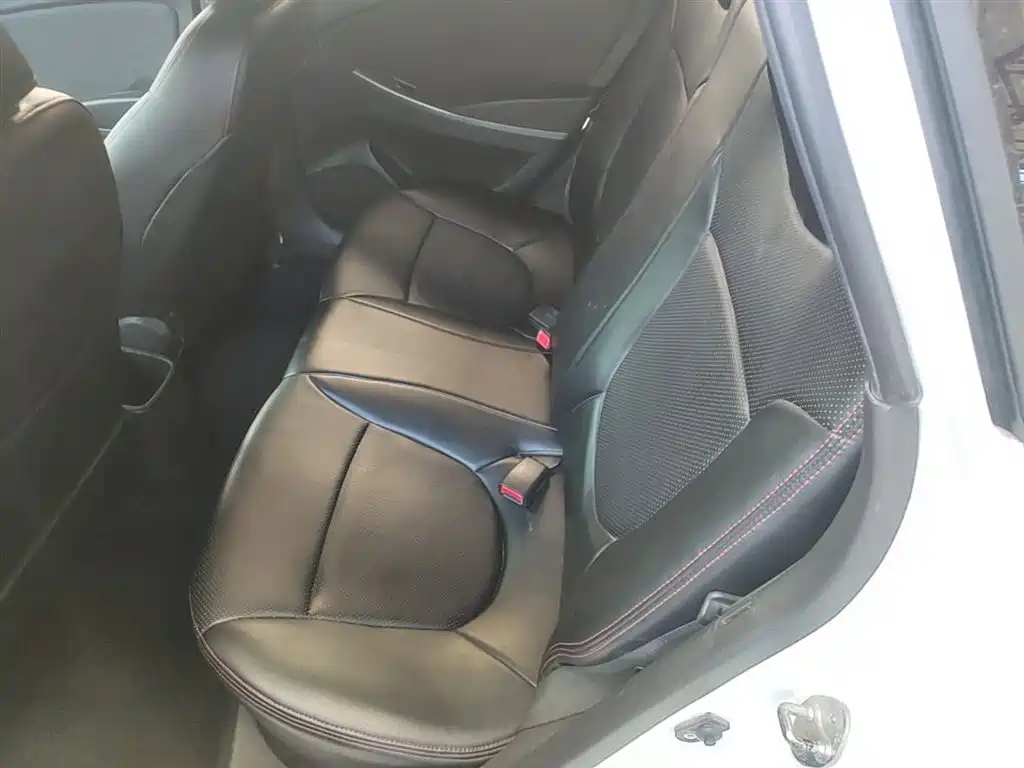 Hyundai Reina 2014 Model 1.4L Automatic GLX фото 17