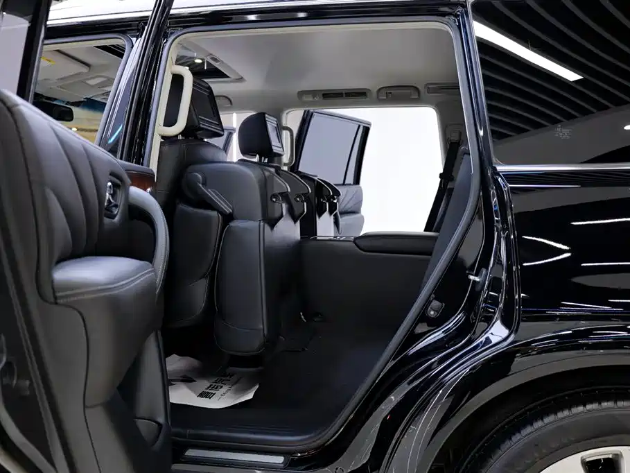 Infiniti QX80 2016 5.6L 4WD фото 31