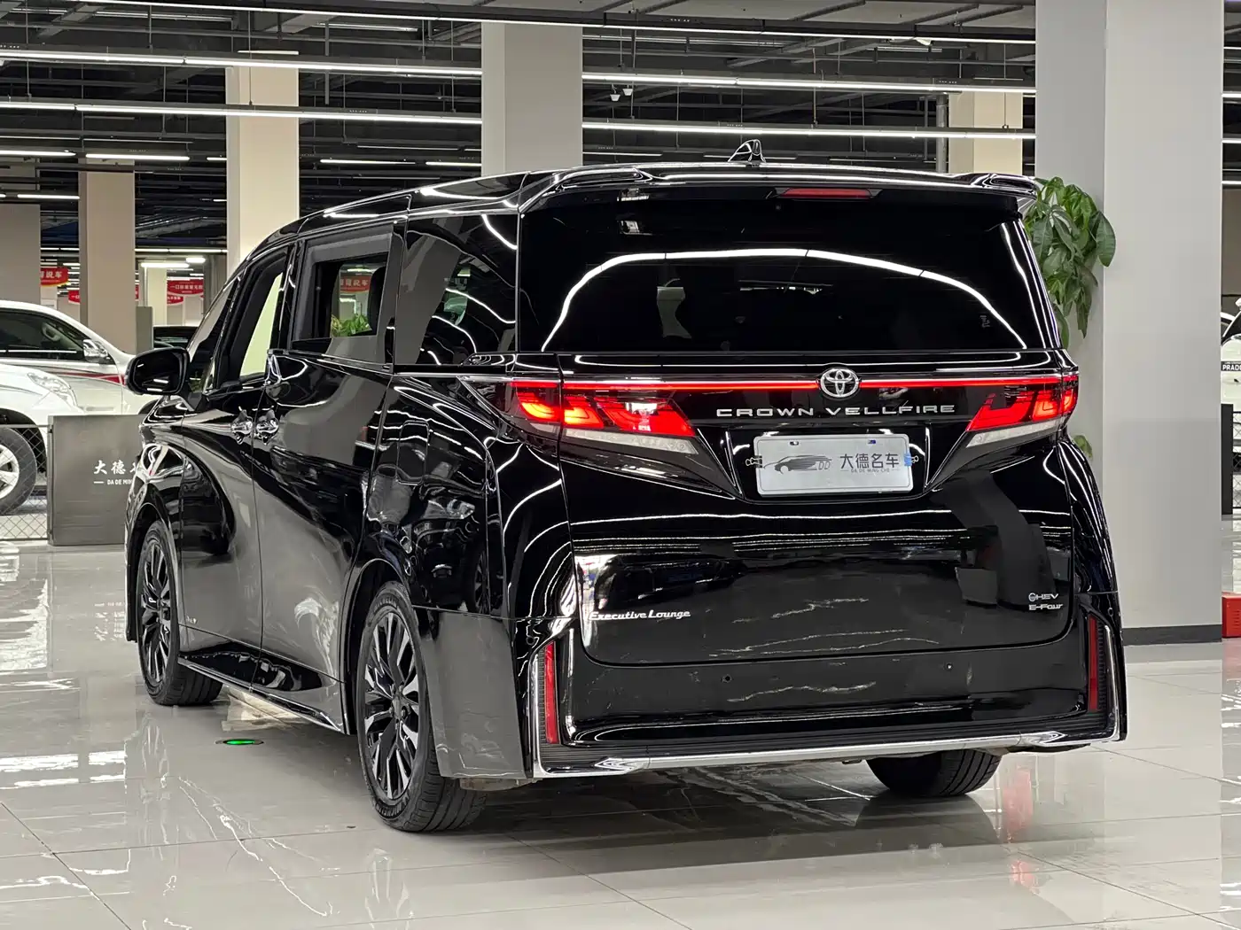 Toyota Vellfire 2024 Crown Hybrid 2.5L Executive Premium Edition фото 6