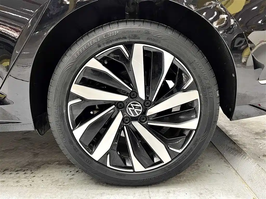 Volkswagen Passat 2023 330TSI Luxury Edition фото 6