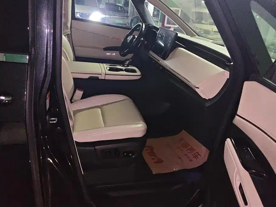 Lexus LM 2023 500h 6-Seater Prestige Edition фото 8