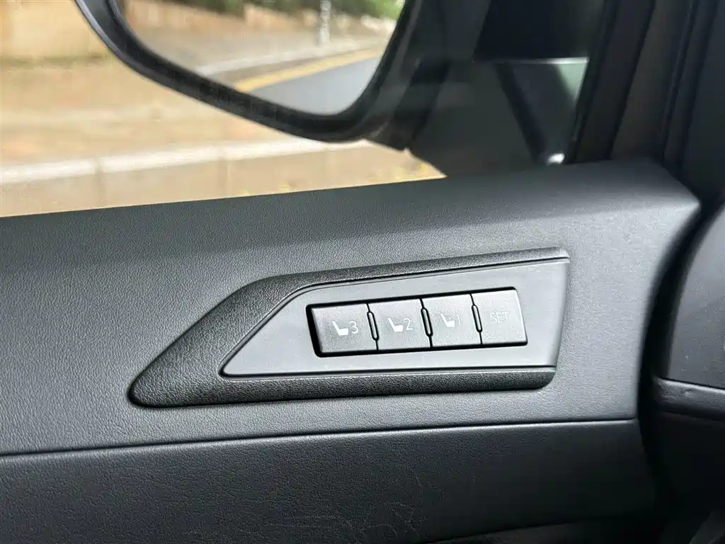 Toyota Alphard 2019 Hybrid 2.5L Luxury фото 24