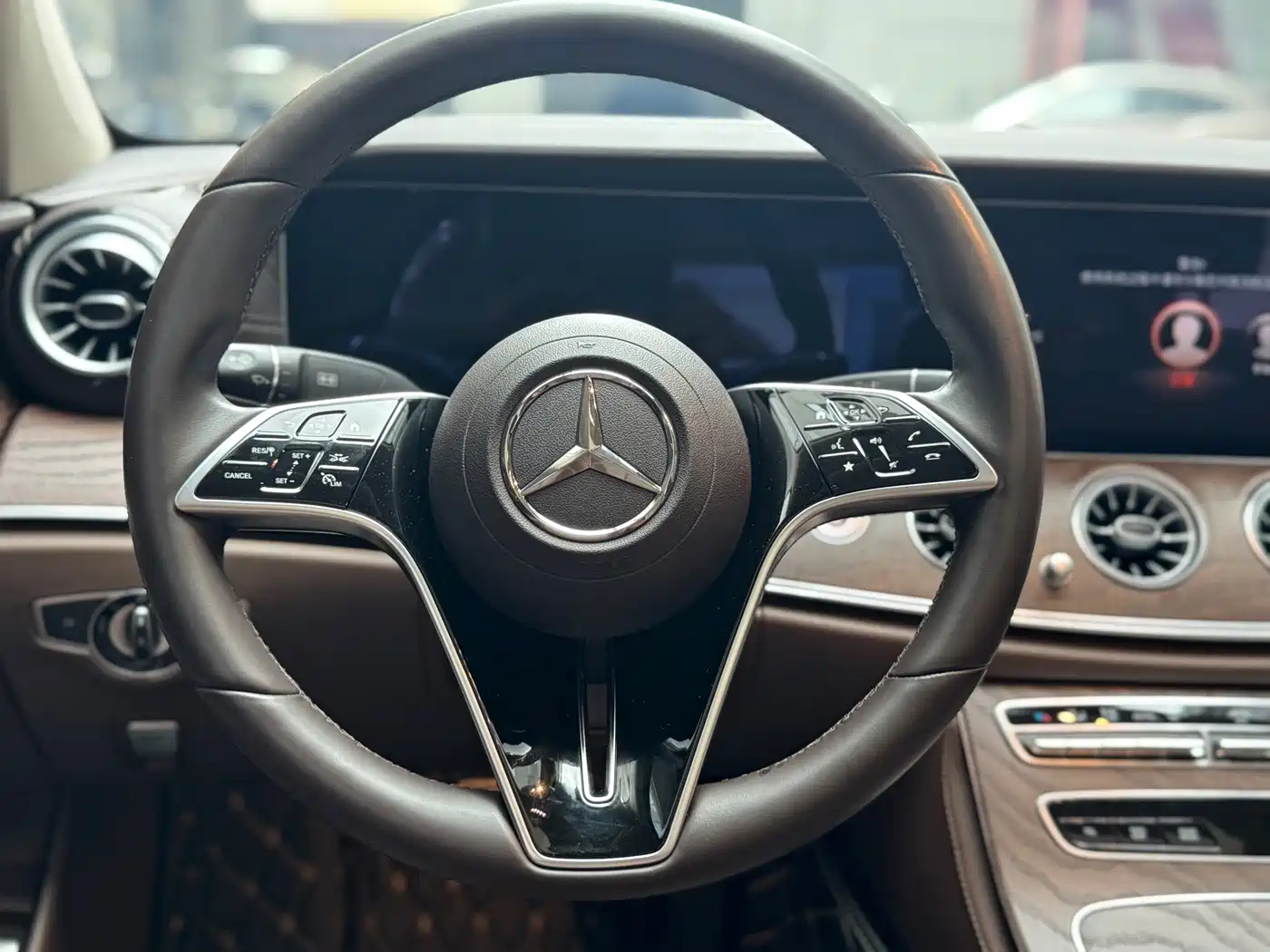Photo 10 - Mercedes-Benz E-Class New Energy