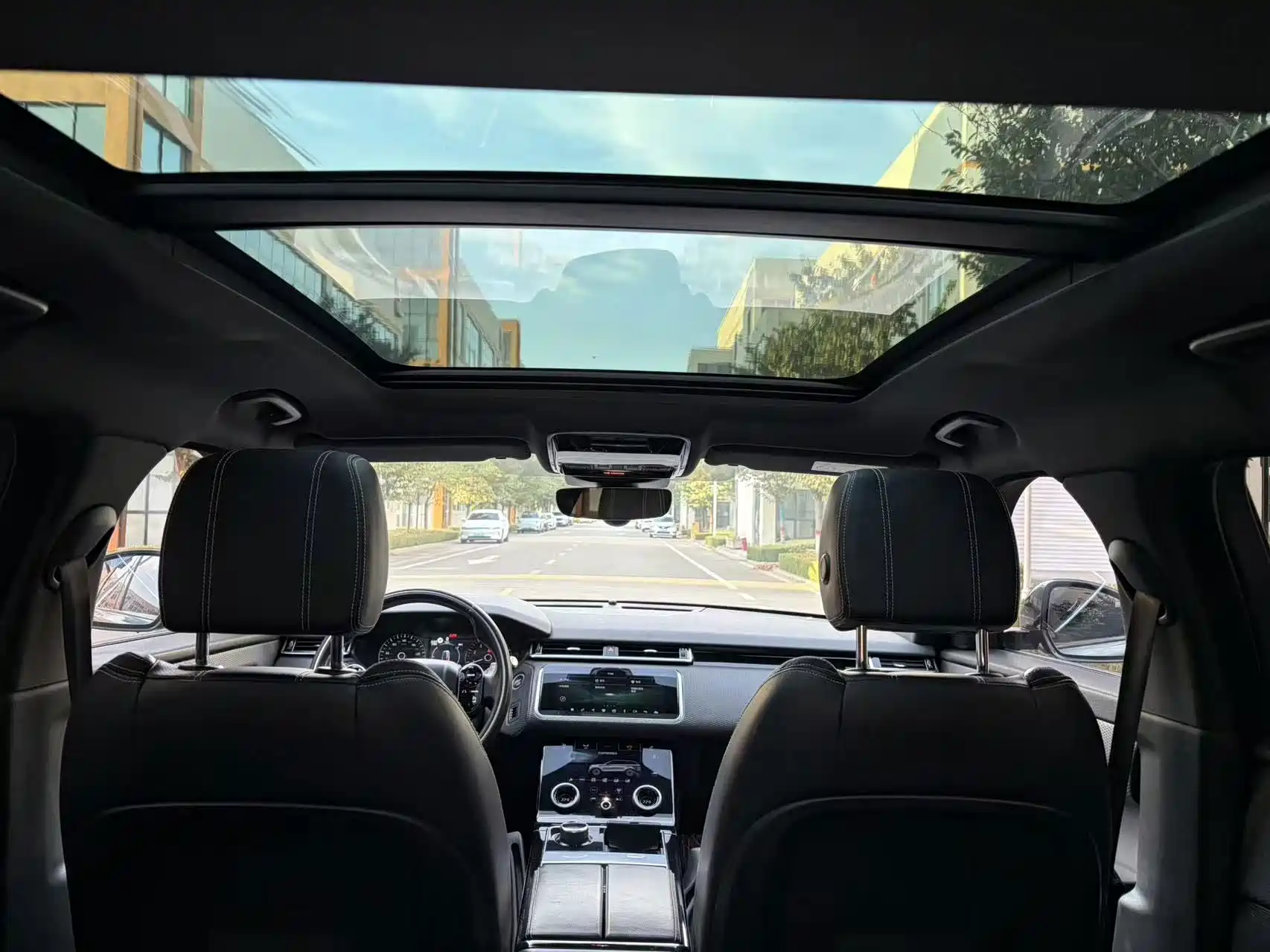 Photo 10 - Land Rover Range Rover Velar