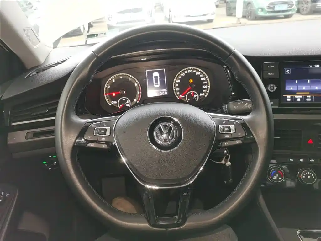 VOLKSWAGEN BORA