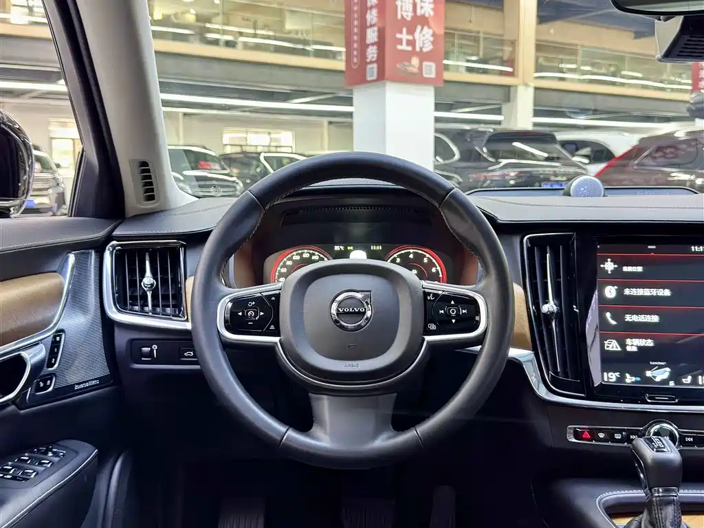 Фото 15 - Volvo S90