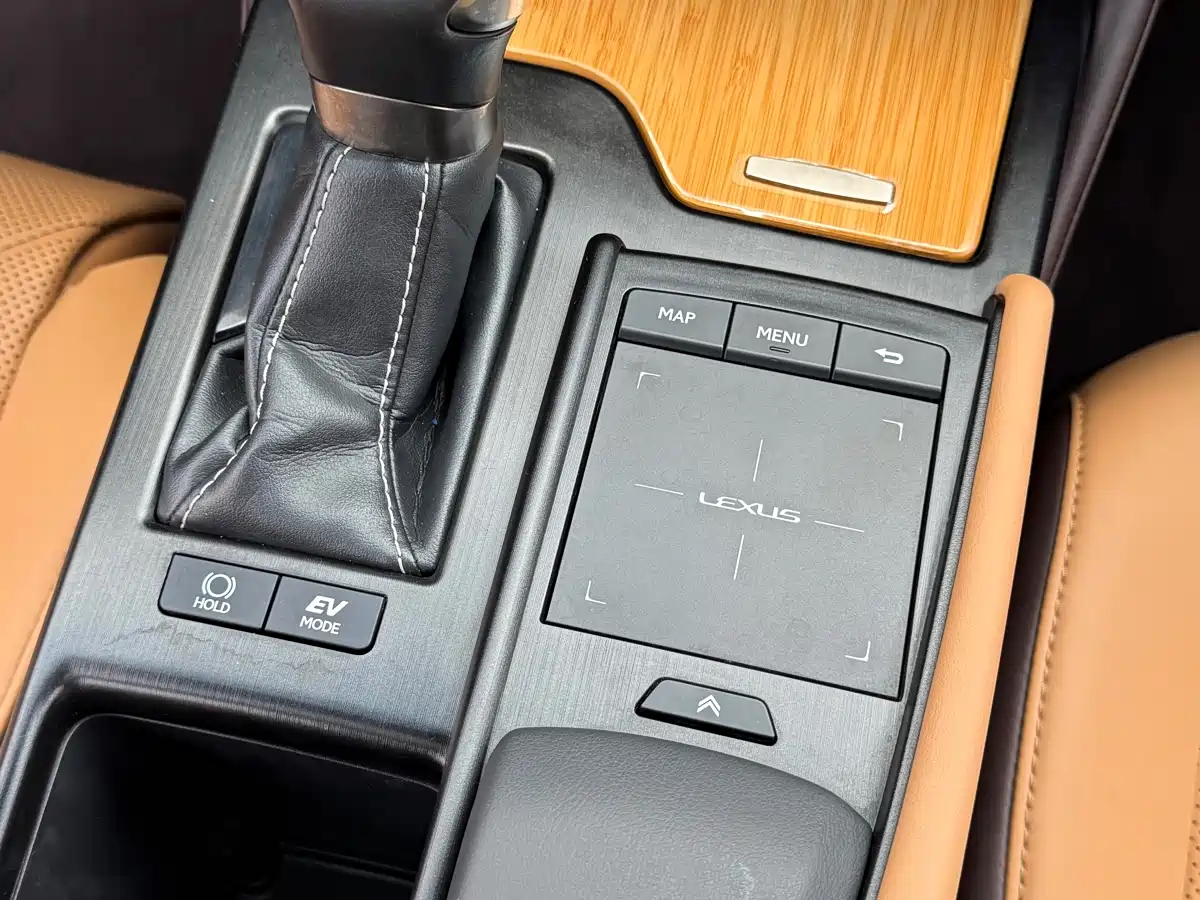 Lexus ES 2018 300h Executive Edition China V фото 10