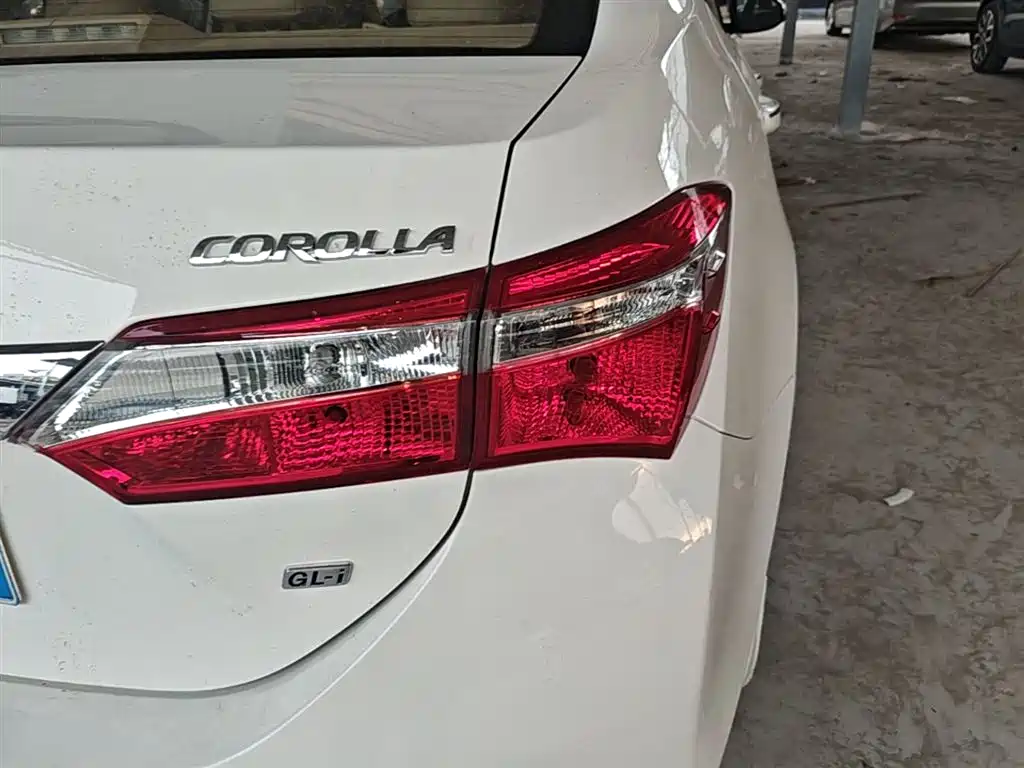 Toyota Corolla 2014 1.6L CVT GL-i фото 8