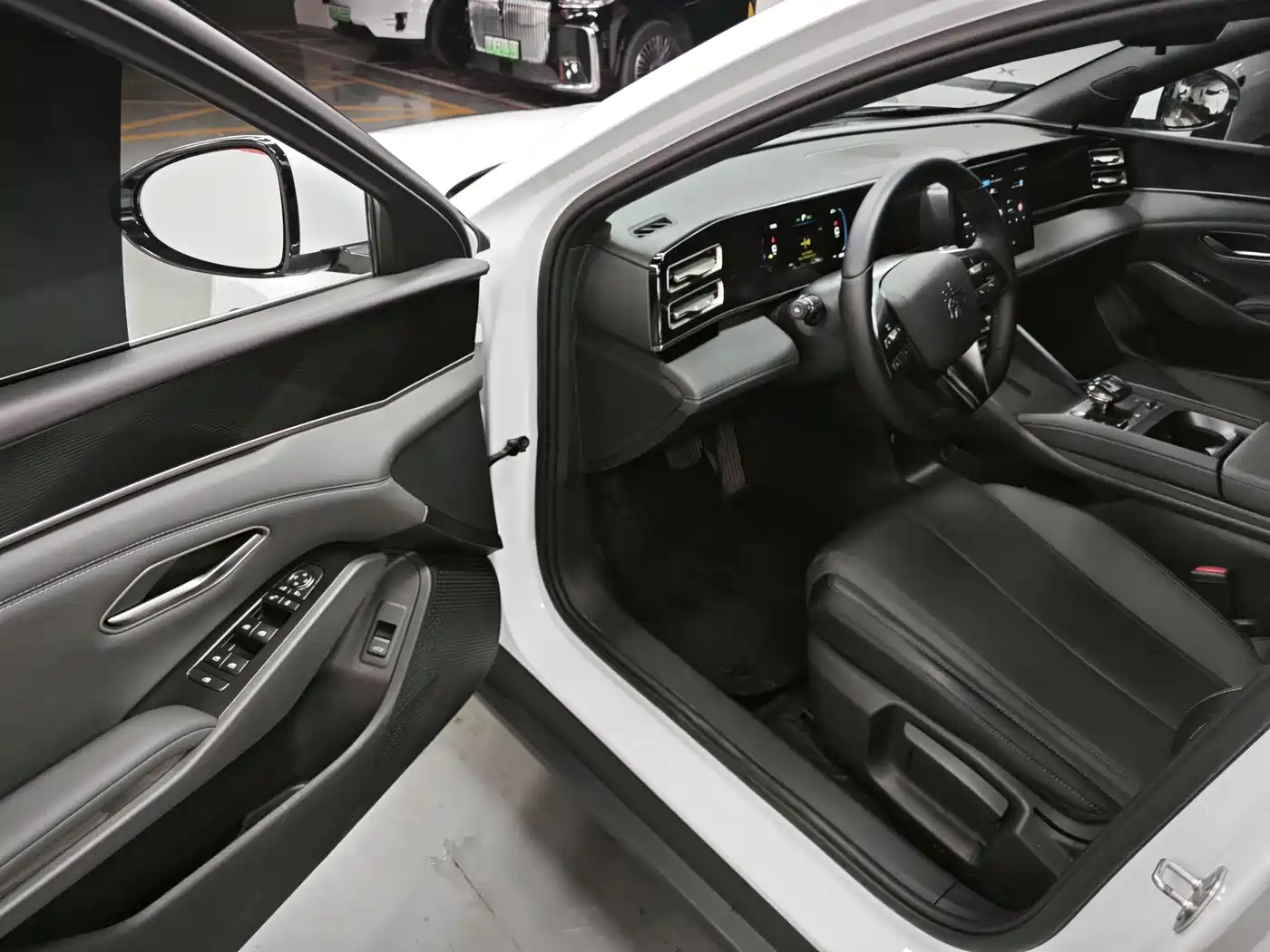 BYD Qin L 2024 DM-i 80KM Leading Edition фото 7