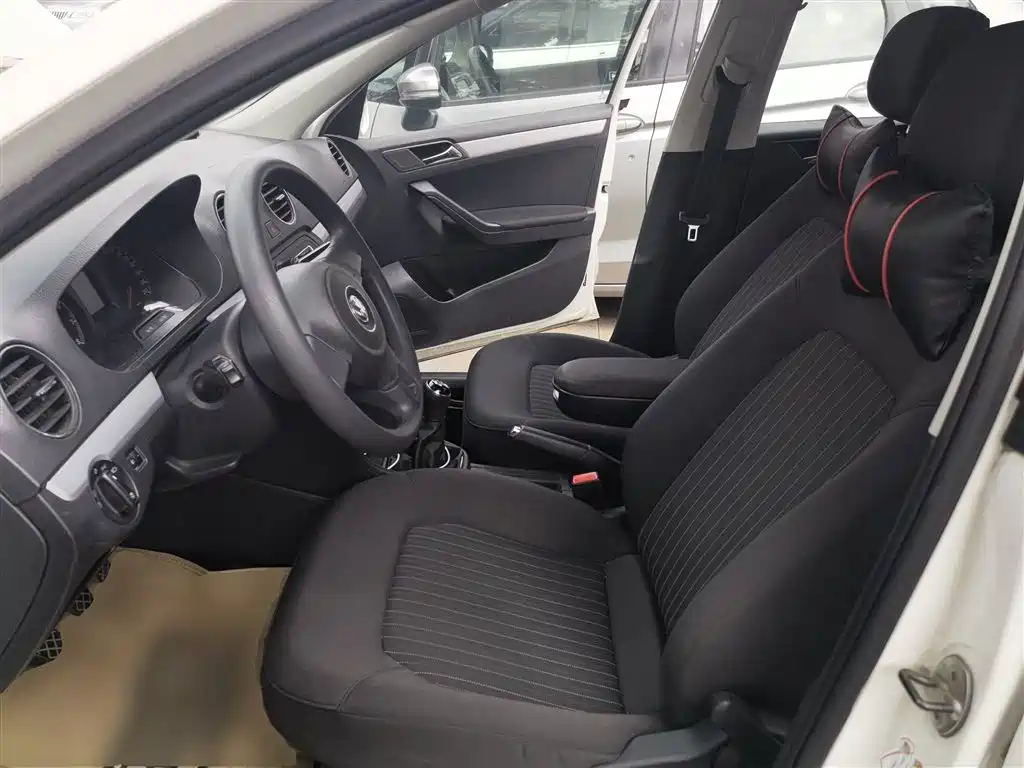 Volkswagen Jetta 2013 1.6L Manual Comfort фото 11