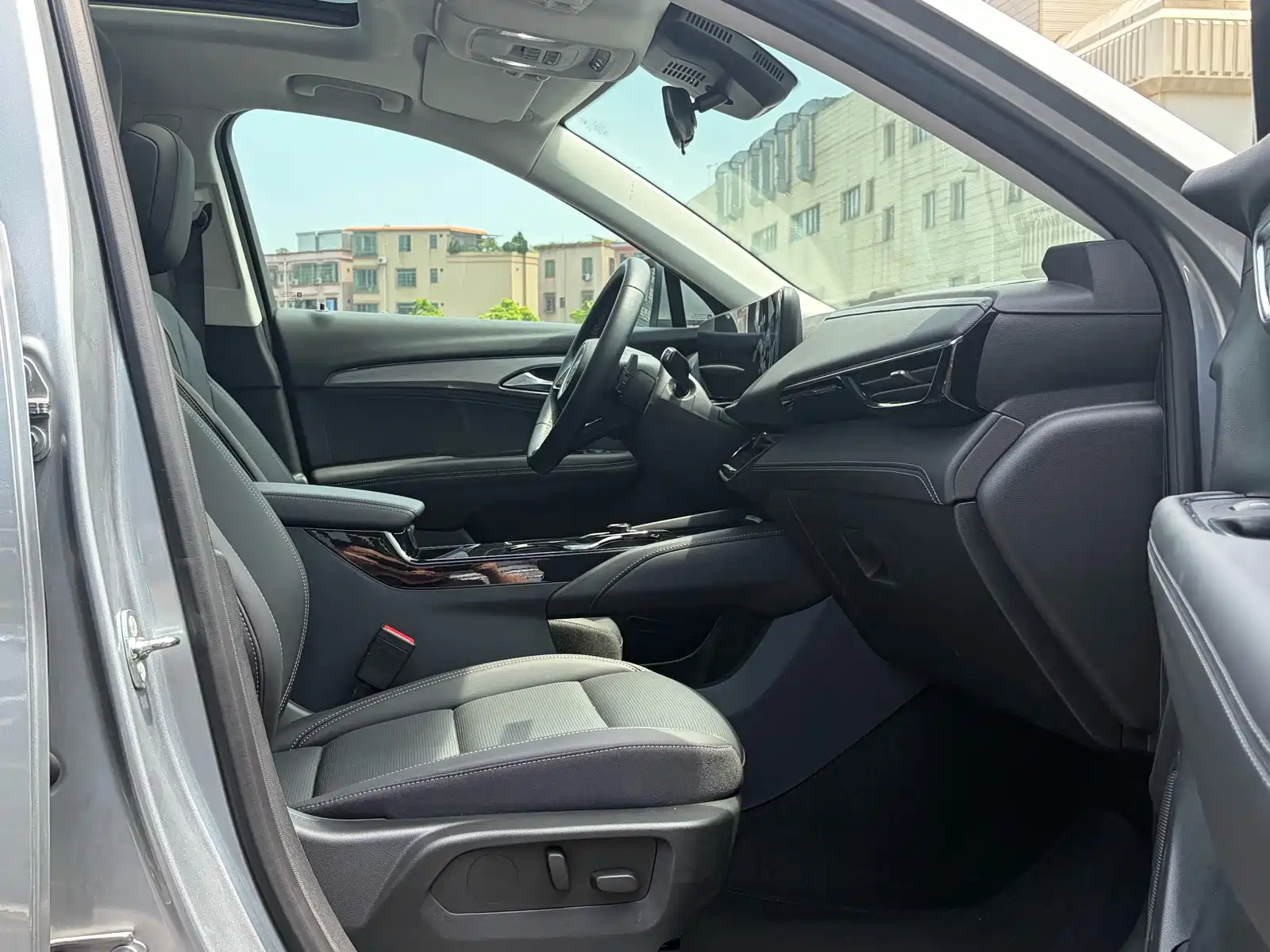 Photo 10 - Buick Envision S