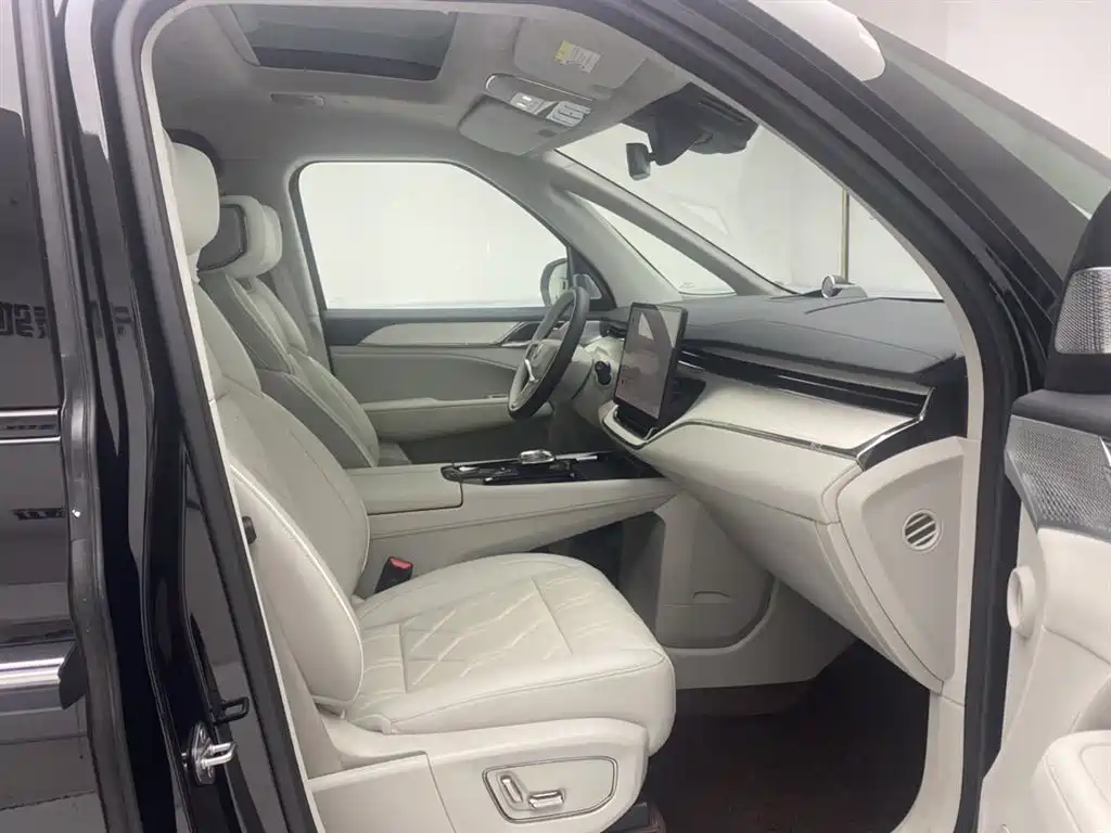 Volvo EM90 2026 2025 Ultra Six-Seater