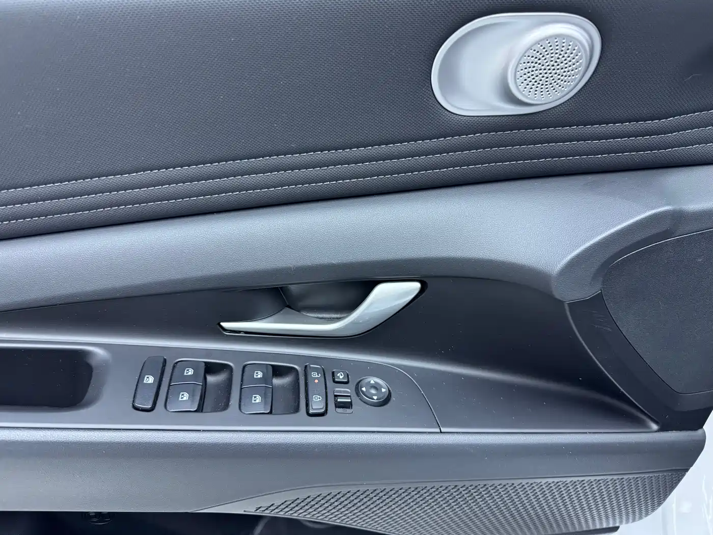 Hyundai Elantra 2023 Model 1.5L CVT LUX Premium Edition фото 8