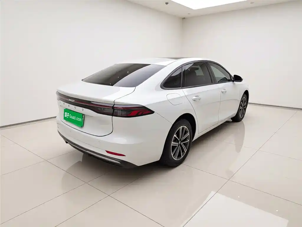 Geely Galaxy Galaxy A7 2025 EM-i 70km Luxury Edition фото 4