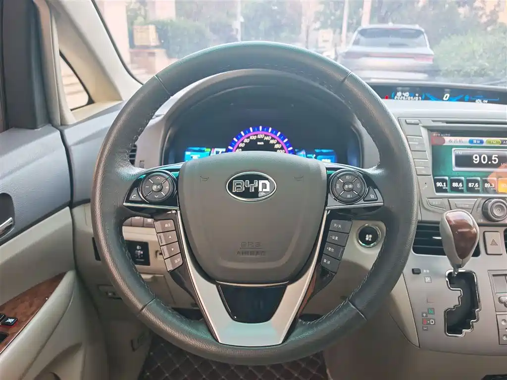 BYD M6 2015 2.4L Automatic Premium Edition фото 5