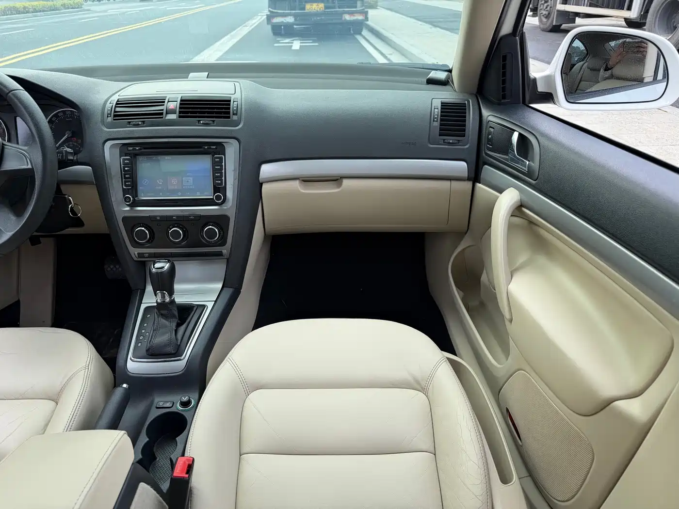Škoda Octavia 2015 Classic 1.6L Automatic Elite Edition фото 15