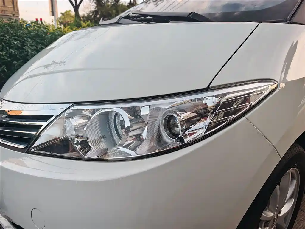 BYD M6 2015 2.4L Automatic Premium Edition фото 3
