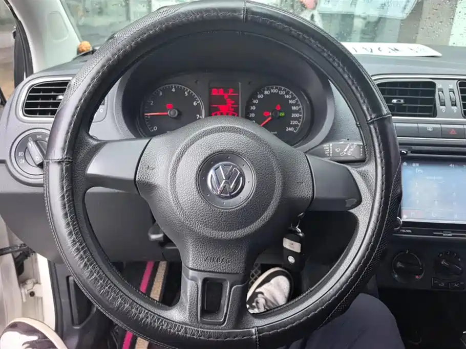 Volkswagen Polo 2013 1.4L Automatic Comfort Edition фото 15