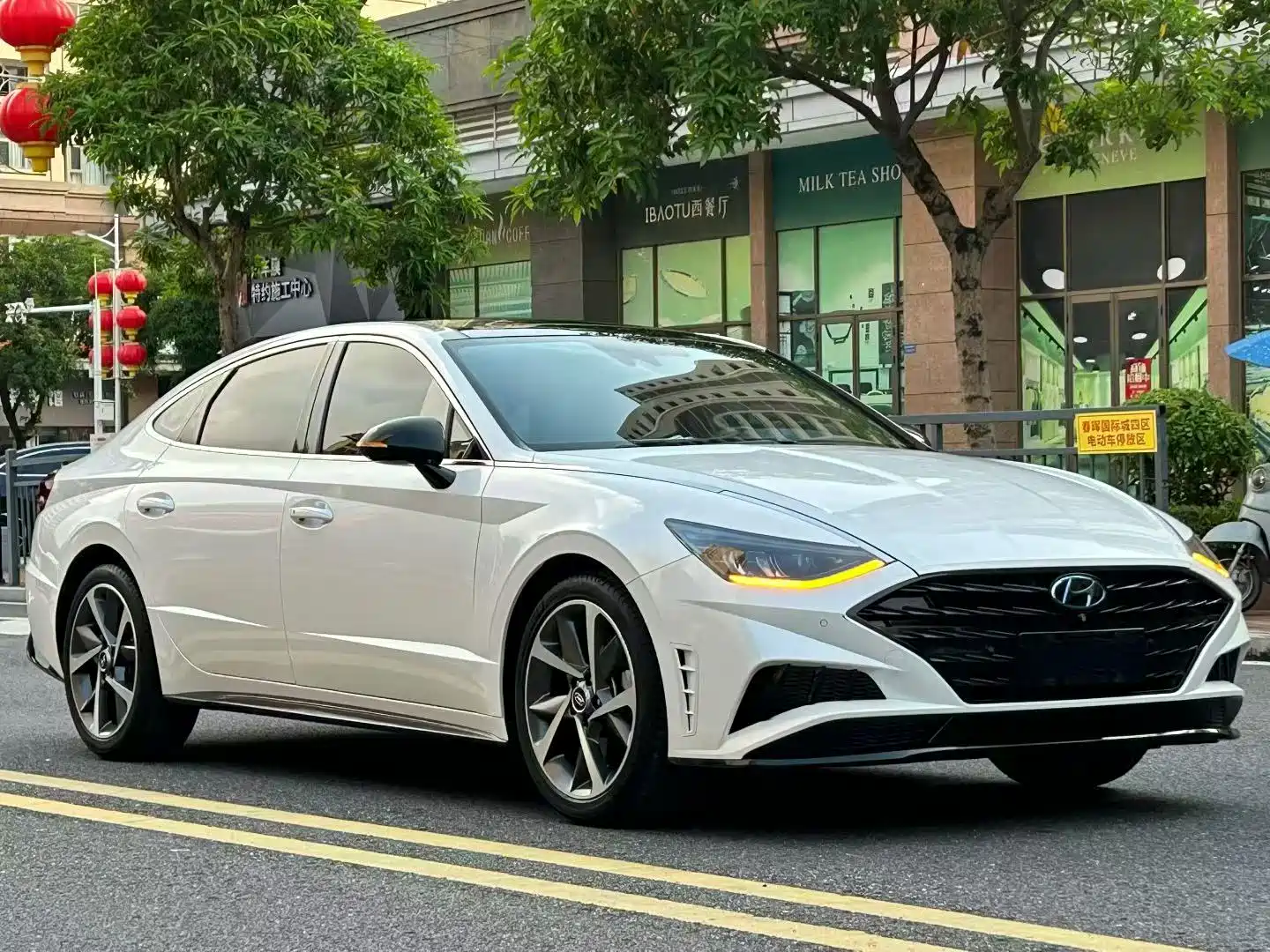 Photo 3 - Hyundai Sonata