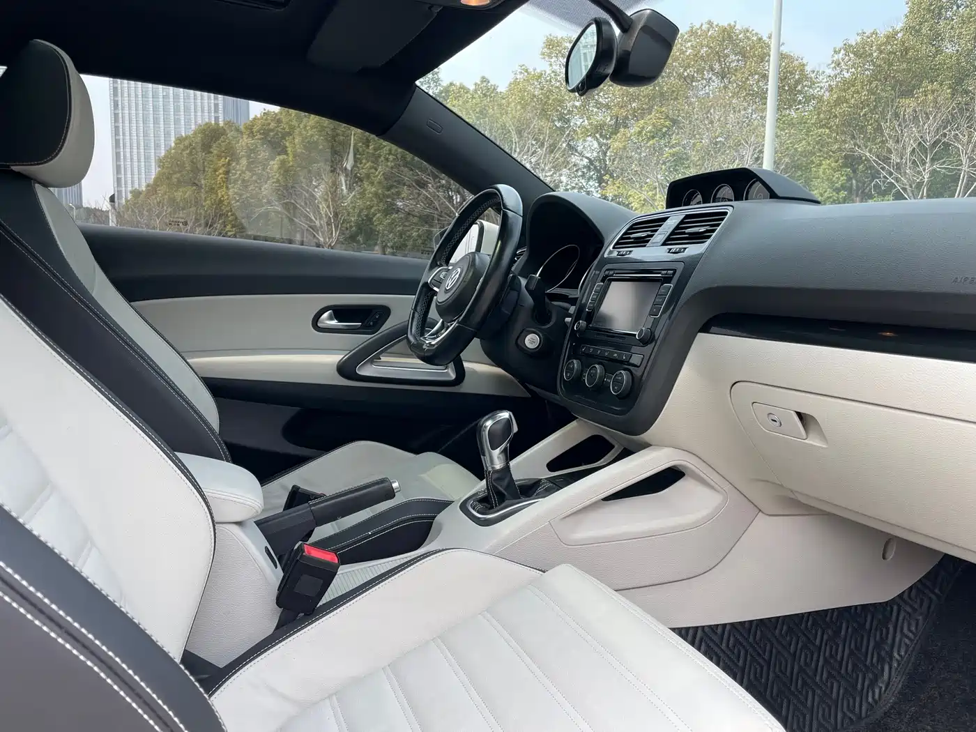 Volkswagen Scirocco 2015 2.0TSI Luxury Edition фото 12