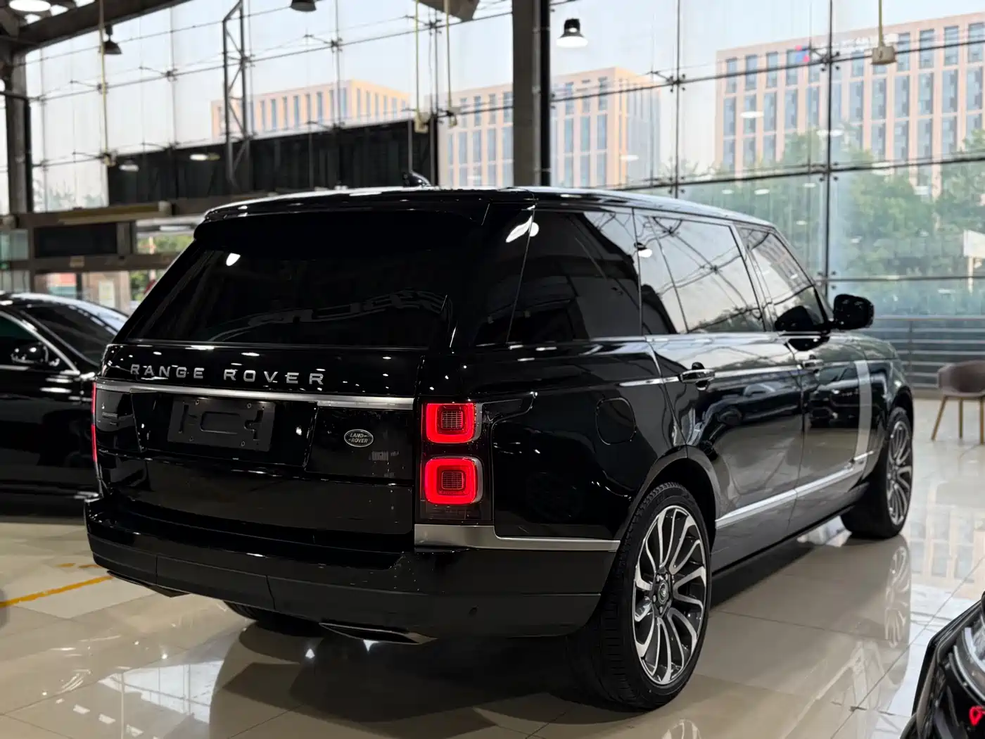 Land Rover Range Rover 2022 3.0 L6 400PS Prestige Genesis Extended Edition фото 27