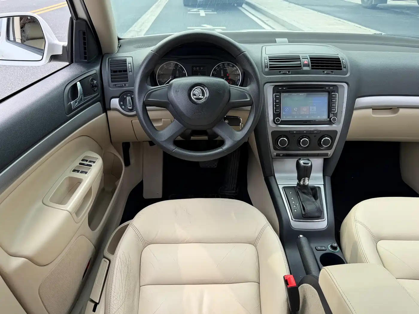 Škoda Octavia 2015 Classic 1.6L Automatic Elite Edition фото 13