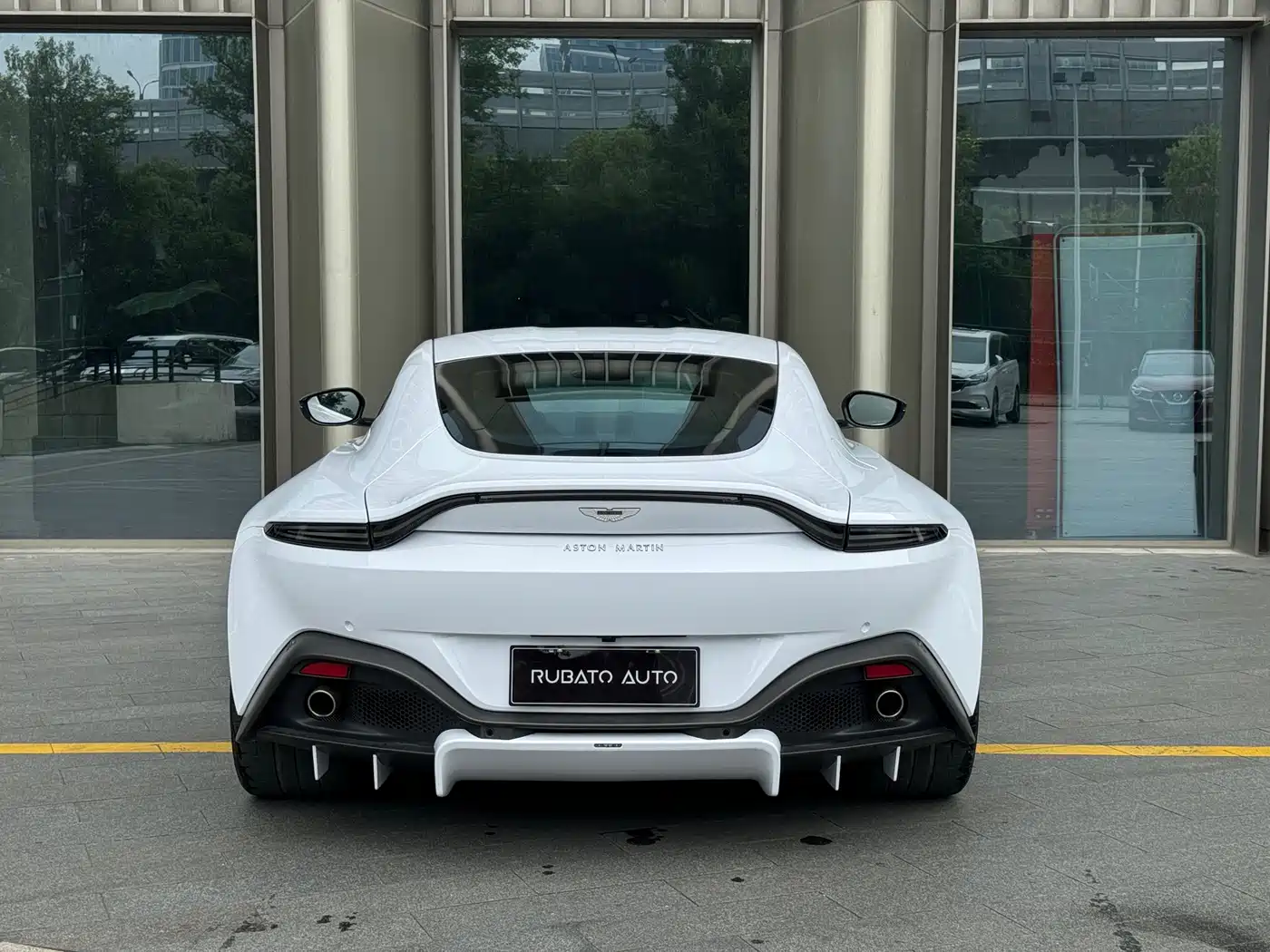 Aston Martin V8 Vantage 2018 4.0T V8 Coupe фото 4