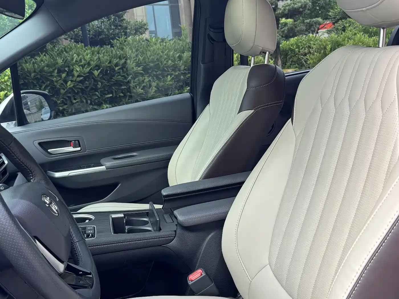 Toyota Sienna 2023 2.5L Hybrid Premium Edition фото 13