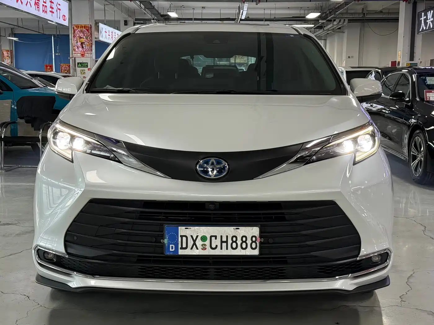 Toyota Sienna 2023 2.5L Hybrid Comfort Edition фото 2