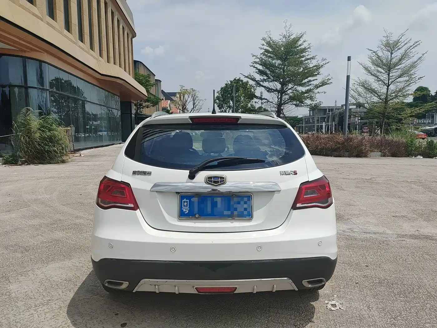 Фото 12 - Geely Emgrand