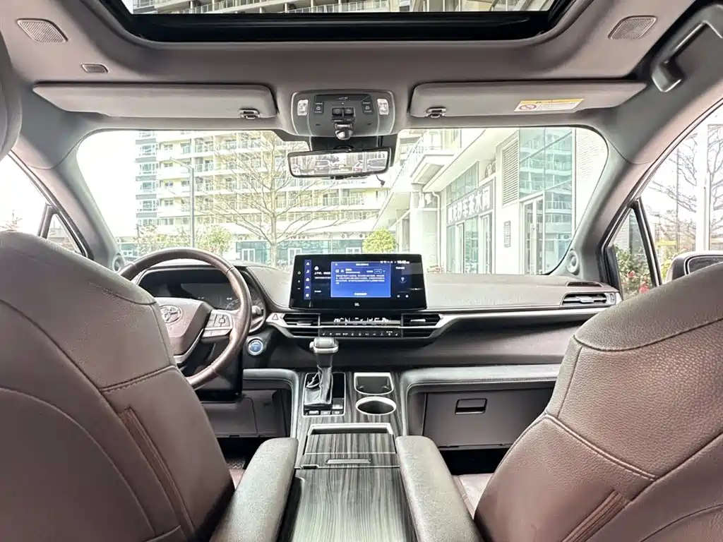 Toyota Sienna 2021 2.5L Hybrid Platinum Edition фото 19