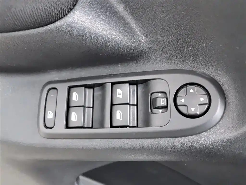 Peugeot 301 2016 1.6L Manual Comfort Edition фото 9