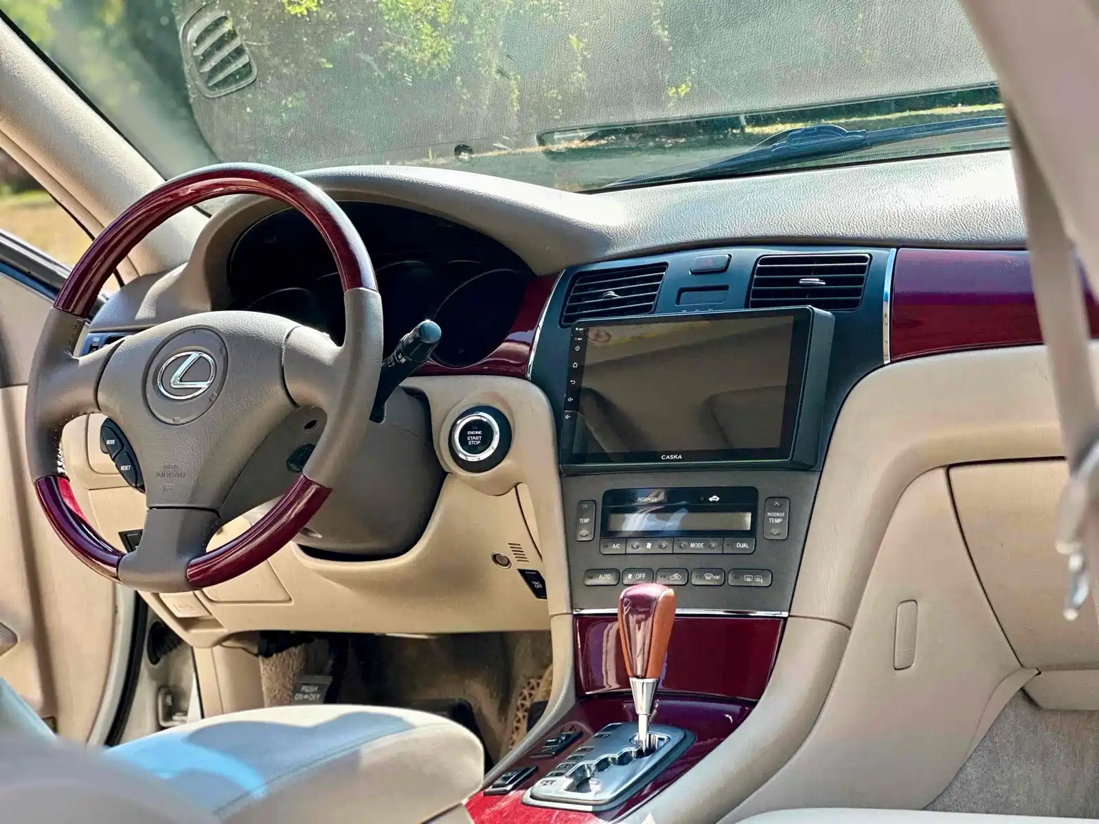 Photo 17 - Lexus ES