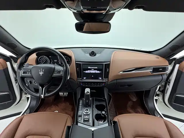 Фото 8 - Maserati Levante